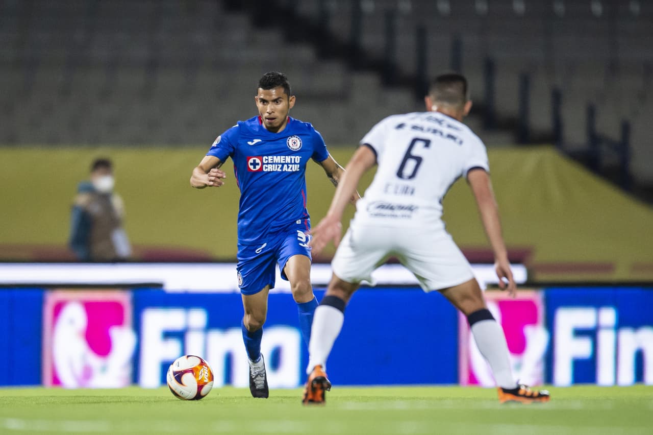 Con gol de Jonathan Rodríguez desde los once pasos, Cruz Azul sale victorioso en su visita a los Pumas 0-1. Cruz Azul retoma el liderato y los Pumas continúan hundidos entre los últimos puestos del torneo.
