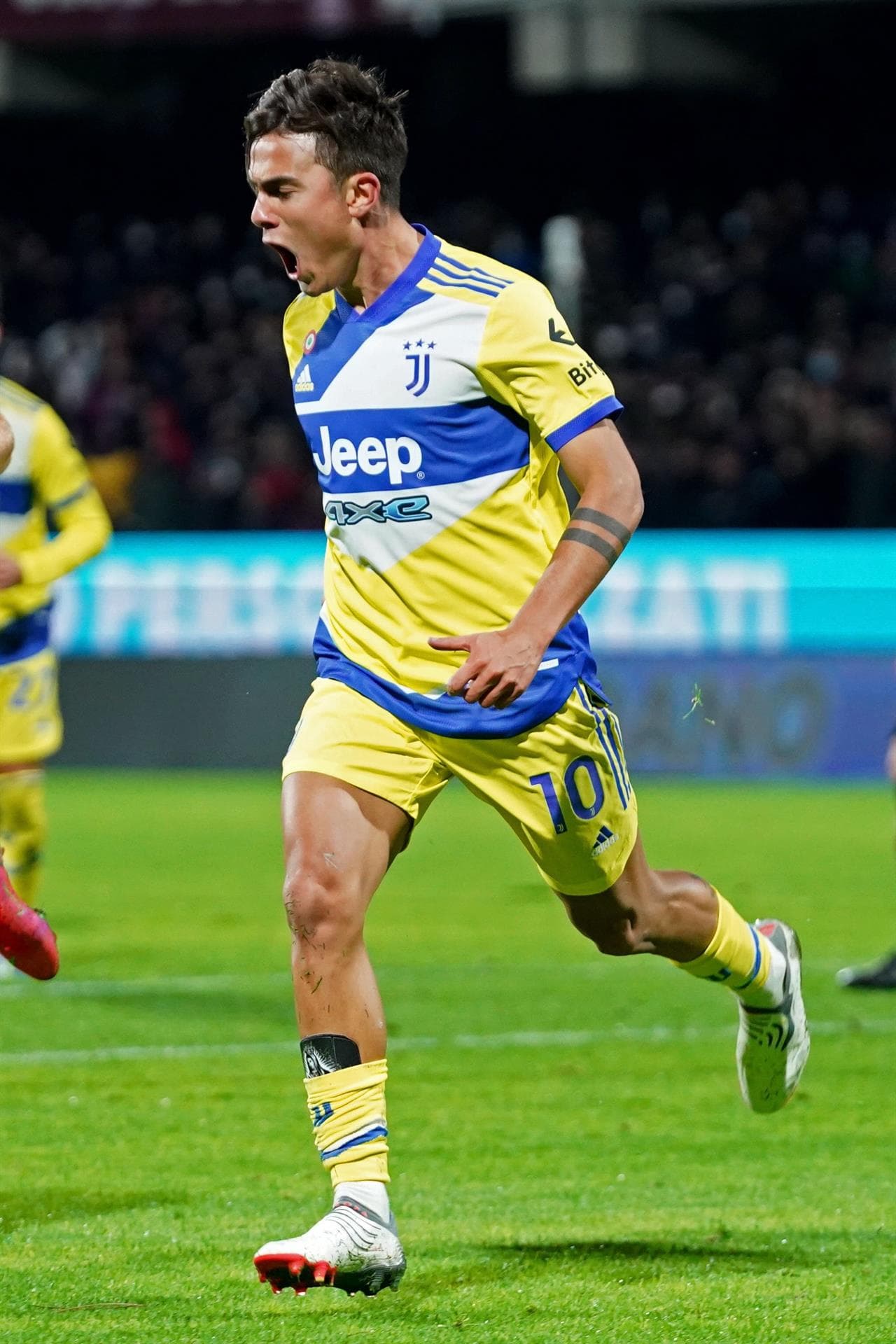 Juventus, con goles de Paulo Dybala y Álvaro Morata, se imponen 2-0 al Salernitana durante la J15 en la Serie A. El equipo de la Veccia Signora enfrenta cargos fiscales y podría descender a la Serie B italiana.