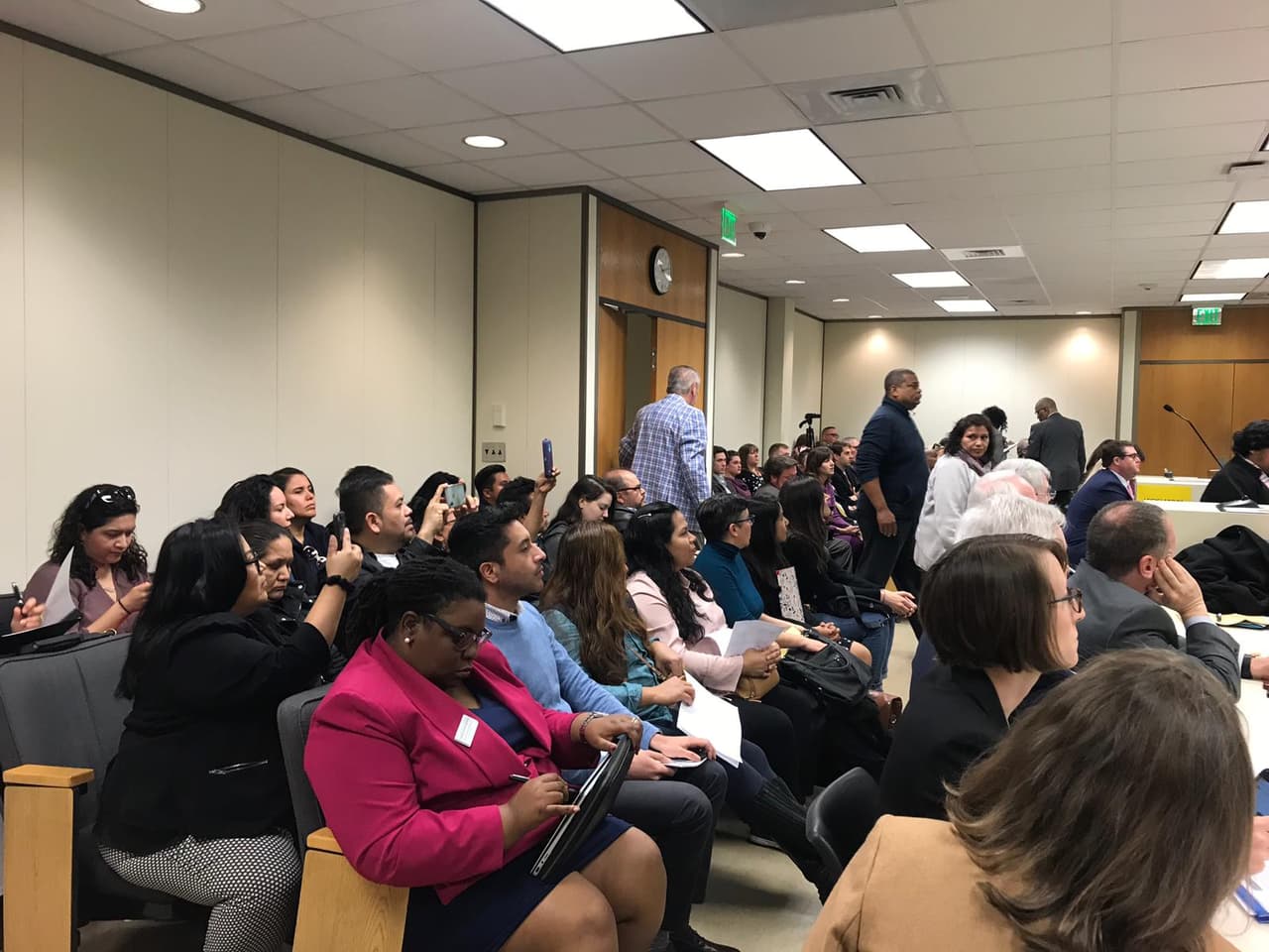 Miembros de El Colectivo NC se presentan en la legislatura estatal donde se discuten varias propuestas de ley que podrían incidir en el futuro de los inmigrantes del estado.