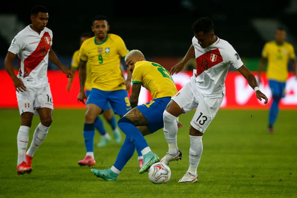 Perú no logra meter ni las manos y Brasil se los hace pagar caro con una golead a de 4-0.