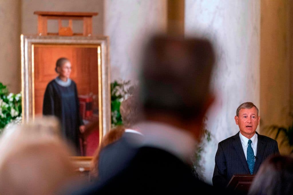 John Roberts habla la mañana del miércoles ante el féretro de Ruth Bader Ginsburg y con el retrato de la magistrada de fondo.