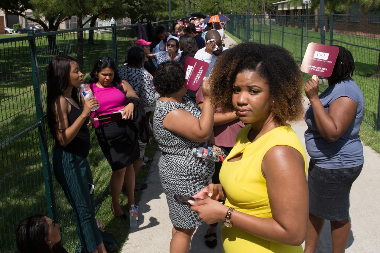 Muchos de los asistentes entro son estudiantes de la Universidad del Sur de Texas. Charmion Thomas (al centro en la fotografía) nacio en Texas, es estudiante de leyes en la universidad y asegura que “no podía perderse de la oportunidad de ver un debate demócrata en directo. Muchos en la universidad están emocionados”.