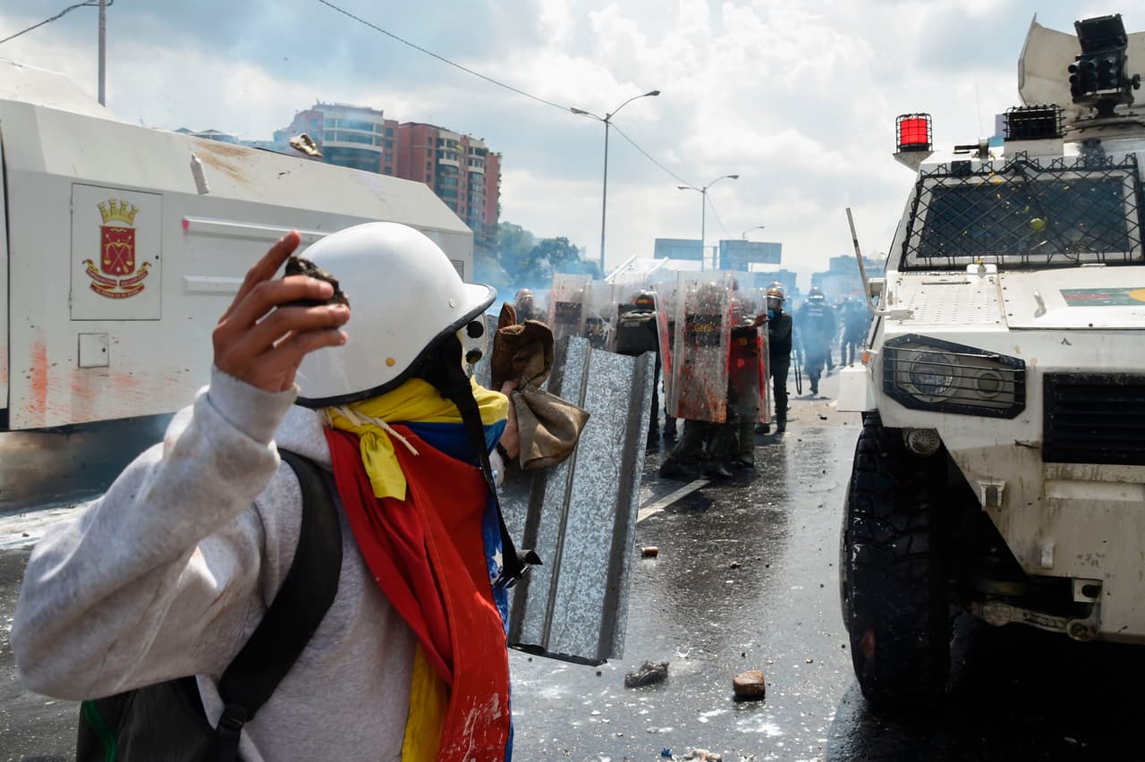 Pese a que autoridades advirtieron en la víspera lo ilegal del acto de protesta, jóvenes con la cara cubierta y cascos, usaban resorteras para arrojar los envases de heces, piedras y bombas molotov en una autopista de la capital.