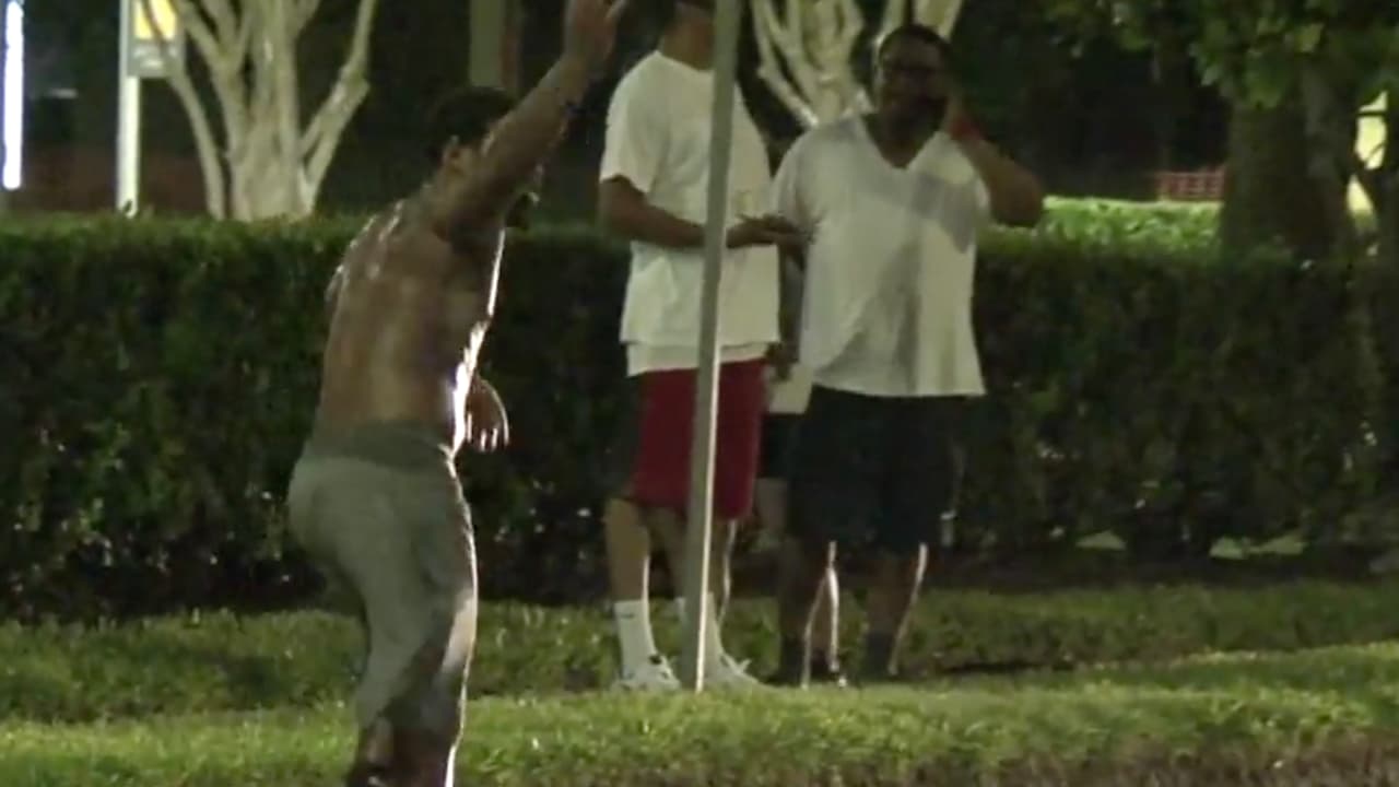 Algunos de los manifestantes gritaban consignas a los representantes de la ley.