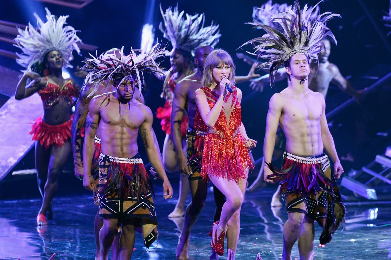 Segundos después se le unió Taylor Swift.