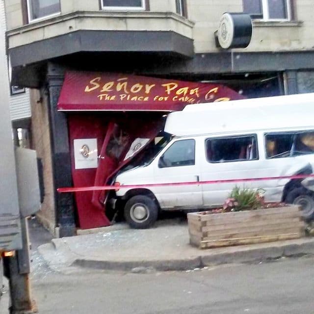 Aparatoso choque contra restaurante en Humboldt Park