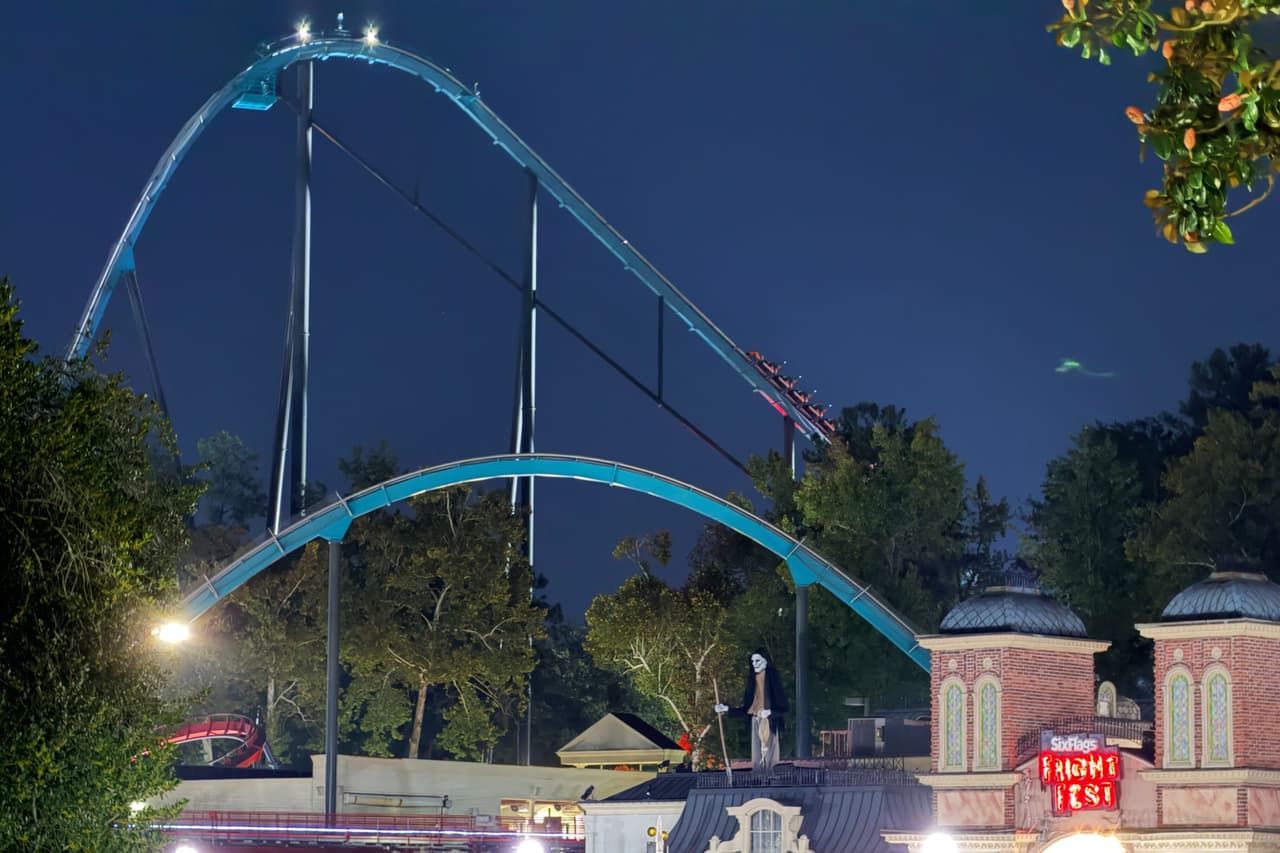 Por motivos bajo investigación, el hombre de 42 años
<b><a href="https://www.univision.com/local/atlanta-wuvg/muere-una-persona-y-al-menos-cuatro-resultan-heridas-en-six-flags-over-georgia" target="_blank">salió expulsado del carro al cual subió</a></b>, impactando a otras personas que estaban en la montaña rusa mientras caía. Las autoridades no han ofrecido información sobre
<b>el estado de las personas heridas</b> durante el mismo incidente.