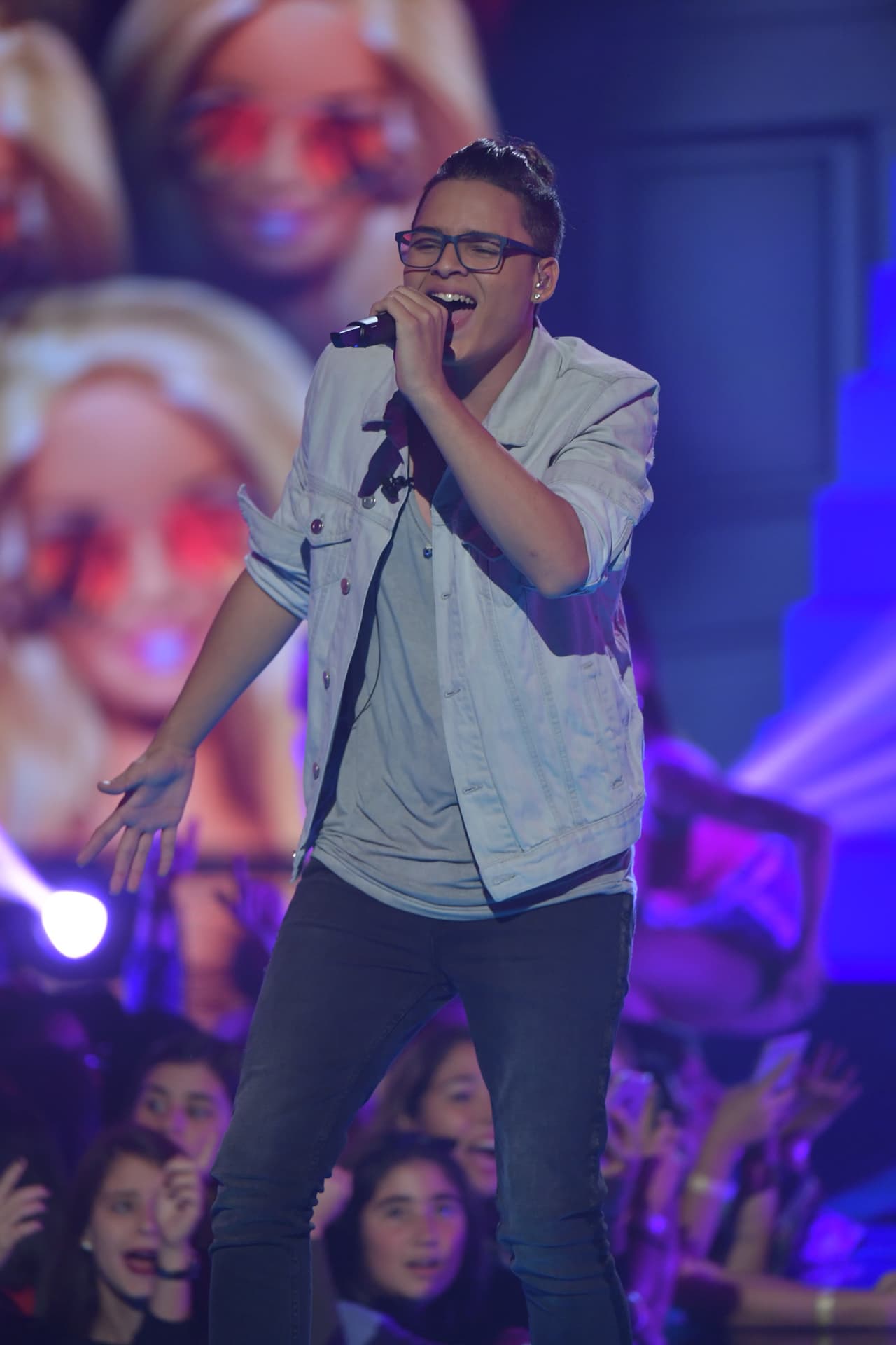 Brian Cruz sorprendió a las fans con su interpretación de "Nunca me olvides", de Yandel.