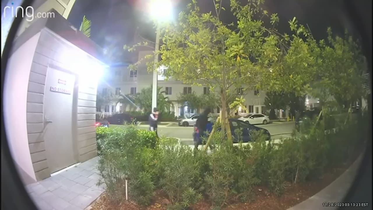 La sobrina del hombre, por su parte, agregó que
<a href="https://www.univision.com/local/miami-wltv/eran-conocidos-de-el-habla-familia-del-hispano-hallado-muerto-dentro-de-su-auto-en-miami-dade-video">los sospechosos son personas de Venezuela que conocían a su tío</a>, que se ganaron su confianza y lo utilizaron. La policía obtuvo videos de vigilancia donde se observan al menos dos hombres enmascarados entrado a la propiedad.