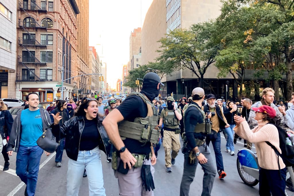 Un operativo de ICE (Inmigración y Control de Aduanas) en Canal Street de Manhattan generó enfrentamientos entre agentes federales y manifestantes que intentaron bloquear las detenciones de vendedores ambulantes en la zona de Chinatown.
<br>
<br>La operación comenzó aproximadamente a las 4:00 p.m., cuando docenas de agentes federales se desplegaron en el área conocida por la venta de productos de imitación.
<br>
