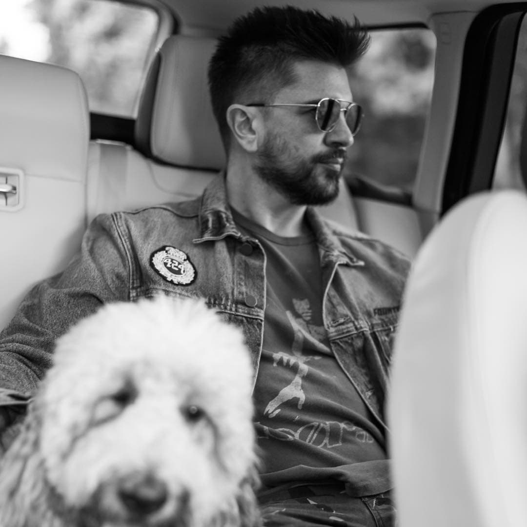 <b>Juanes </b>constantemente publica fotos con su buen amigo perruno.