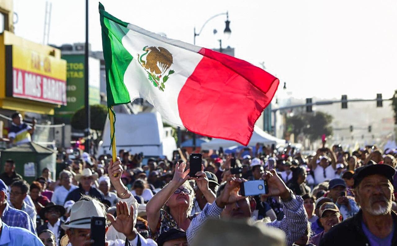 A Estados Unidos México no le levanta el "puño cerrado", sino la "mano abierta y franca", expresó López Obrador en el mitin.