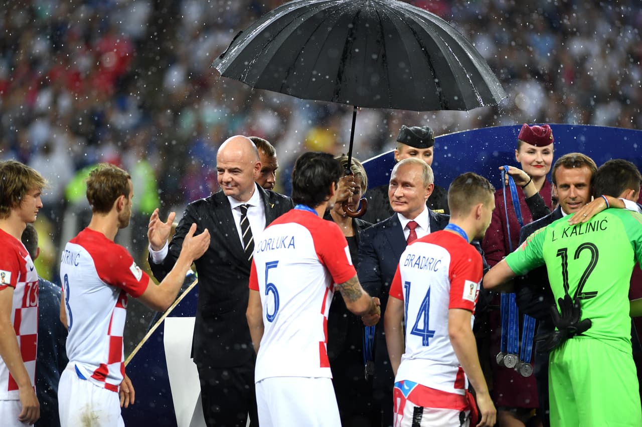 Los integrantes de la selección balcánica pasaron al entarimado para recibir su medalla de plata como subcampeones del torneo, cuando comenzó una incipiente lluvia en Moscú.