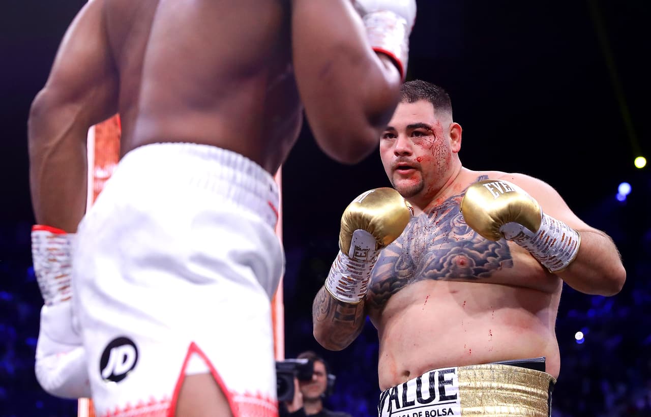 Andy Ruiz salió herido de la ceja izquierda en el primer round.