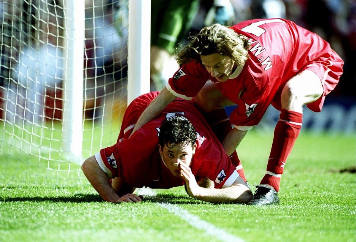 El entonces delantero del Liverpool, Robbie Fowler, fue el actor de una de las celebraciones más pólemicas en la historia del futbol.