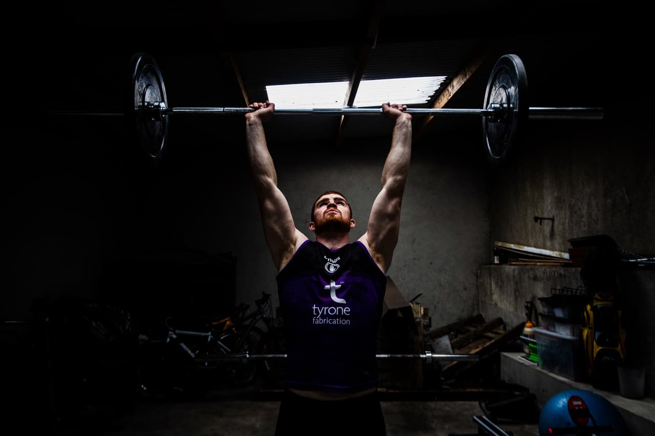 El futbolista profesional Cathal McShane, quien se recupera de una lesión en el tobillo, realiza una sesión de entrenamiento en su casa en Tyrone, Reino Unido. 13 de mayo.
<br>