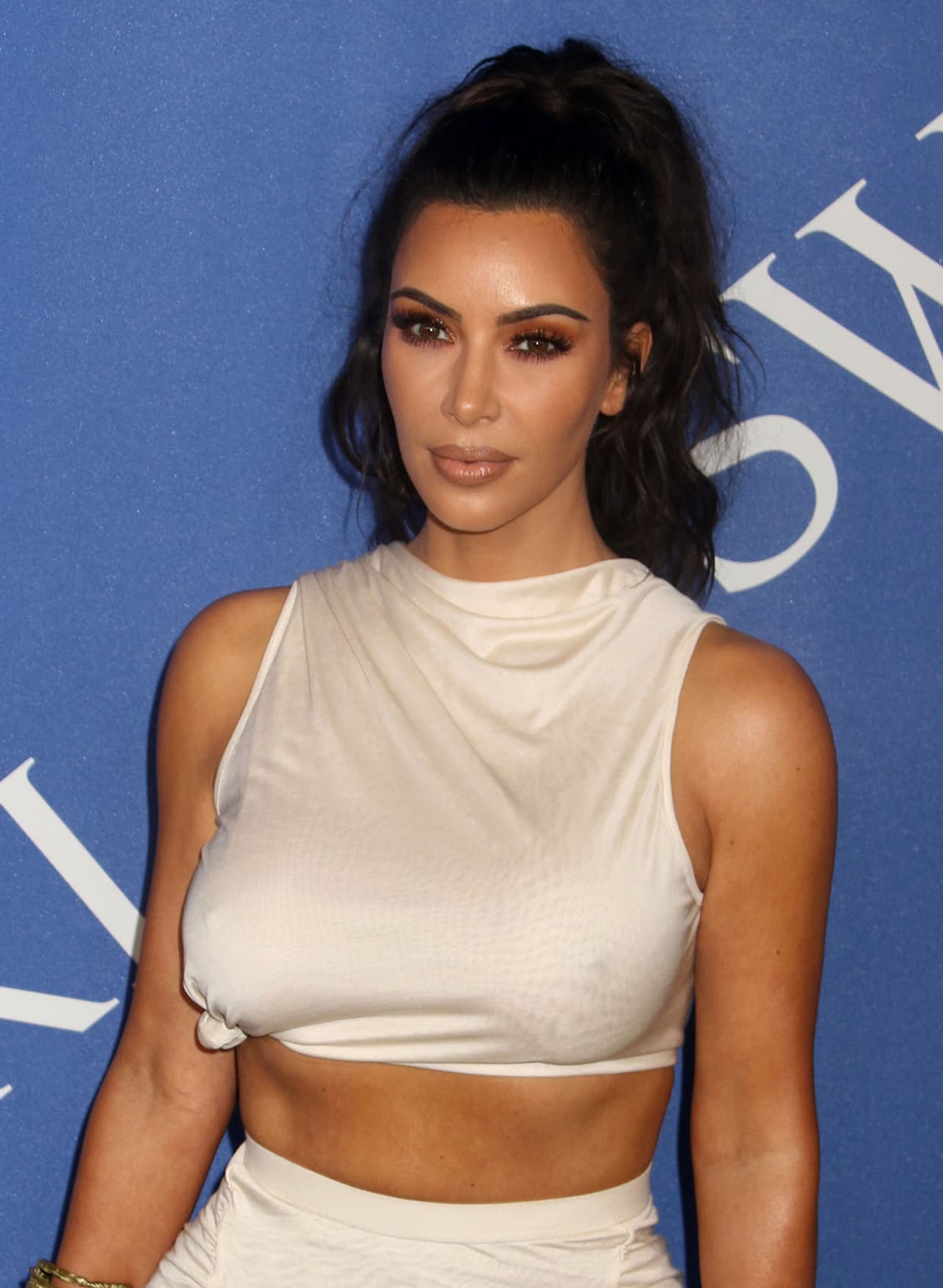 “Yo soy ‘fashionable’ así como Kanye es negro:
<b>solo cuando le conviene</b>”, fue una de las indirectas que lanzó la anfitriona del evento, la comediante Issae Rae.