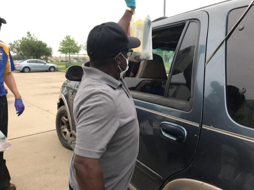 La organización Caridades Católicas lidera otro esfuerzo por proveer alimentos a las familias que han resultado mayormente impactadas por la crisis de salud. Repartieron dos despensas móviles con productos frescos, carne y otros alimentos a individuos y familias al sur de Oak Cliff.