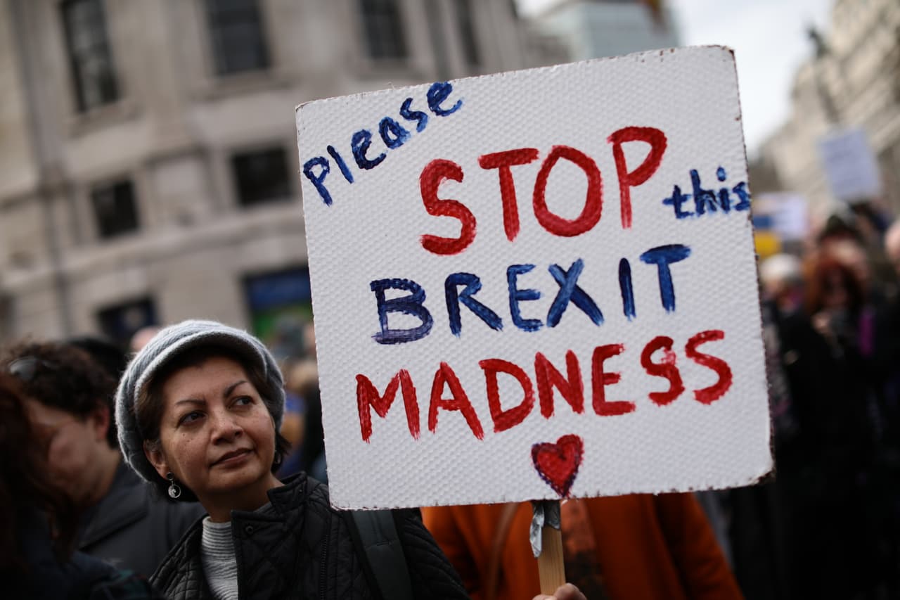 "Por favor frenen esta locura del Brexit", pedía una manifestante en la protesta de este sábado. May ha sido incapaz de lograr los votos suficientes para sus propuestas de retiro, en parte porque los promotores de la salida consideran que no cambia sustancialmente el vínculo británico con la Unión Europea, y por tanto no honra la decisión popular de 2016.