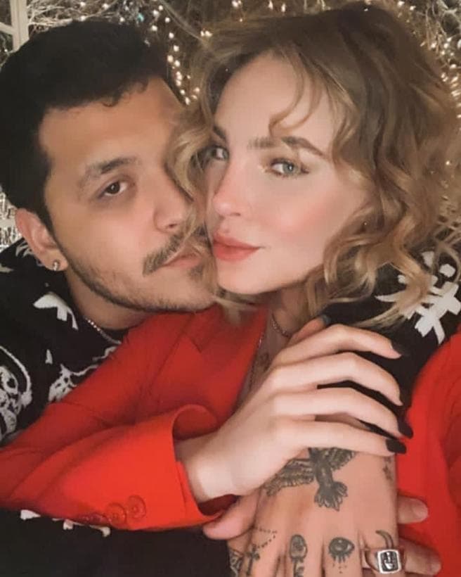 "
<b><a href="https://www.univision.com/shows/el-gordo-y-la-flaca/christian-nodal-enamorado-de-belinda-detalles-de-la-relacion">Me sacó a bailar</a> y no lo vi fuera de lo normal.</b> Se me hizo guapísima", confesó el intérprete de 'Adiós amor' en entrevista con People en Español en diciembre de 2020.
<br>