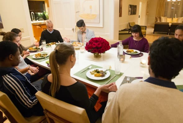 Alcalde de Chicago invita a cenar a su casa a seis jóvenes 'dreamers'