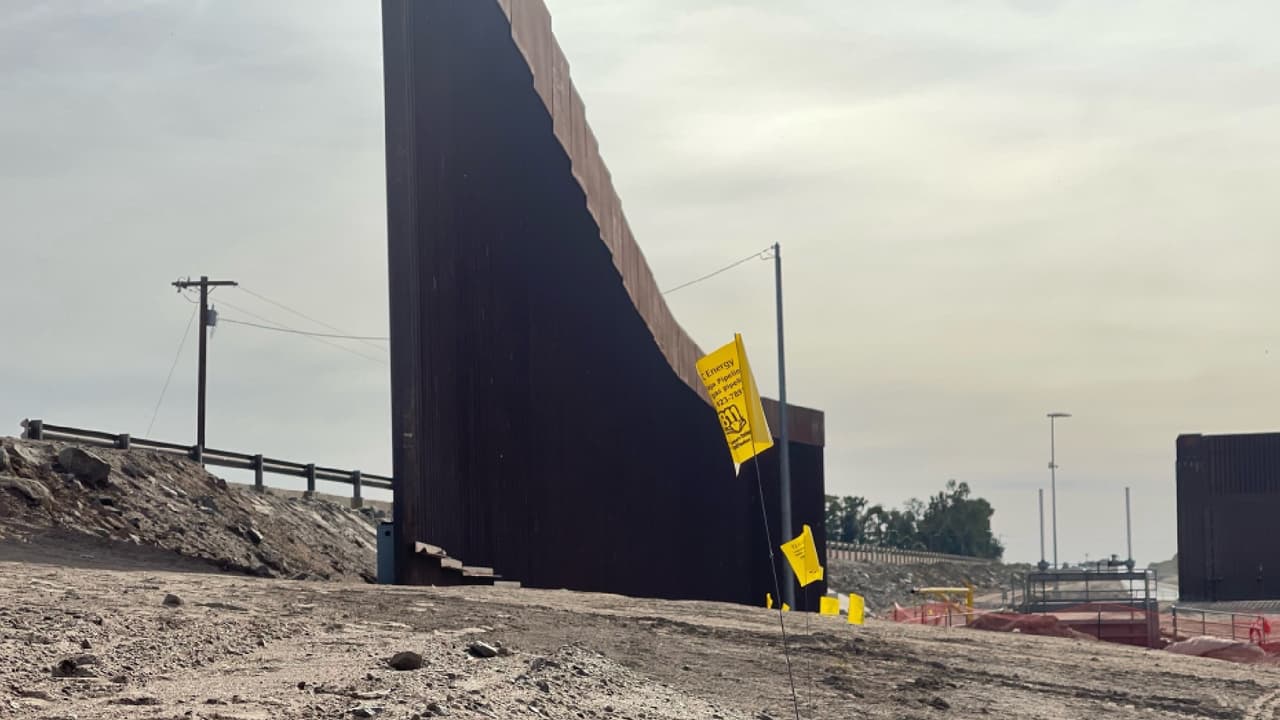 Las autoridades señalan que casi 1,300 personas cruzan parte del muro fronterizo en Yuma todos los días. La Oficina de Aduanas y Protección Fronteriza (CBP, por sus siglas en inglés) comenzó la construcción para cerrar brechas en en el muro fronterizo cerca de la represa Morelos, en el sector Yuma.
