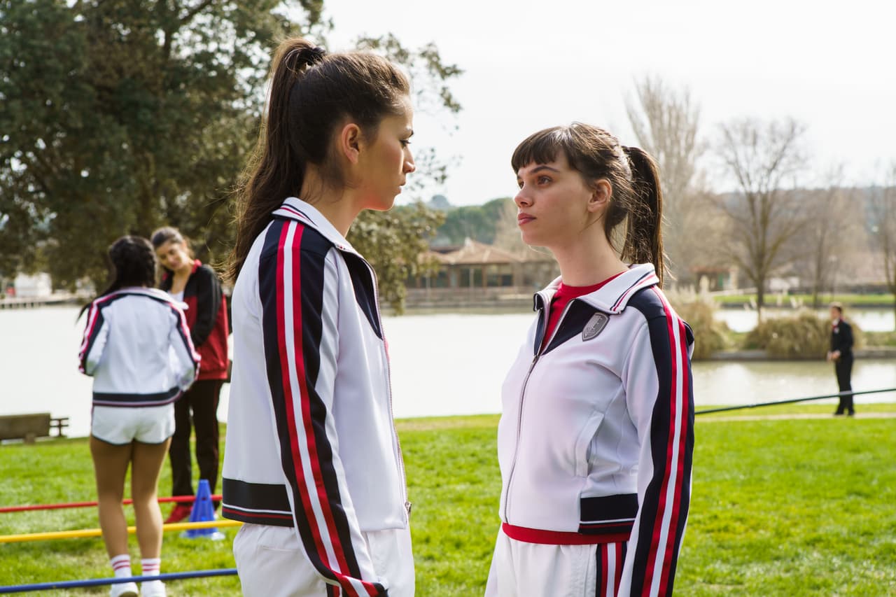 ELITE (L to R) CLAUDIA SALAS as REBECA, MARTINA CARIDDI as MENCÍA in episode 02 of ÉLITE. Cr. MATÍAS URIS/NETFLIX © 2021