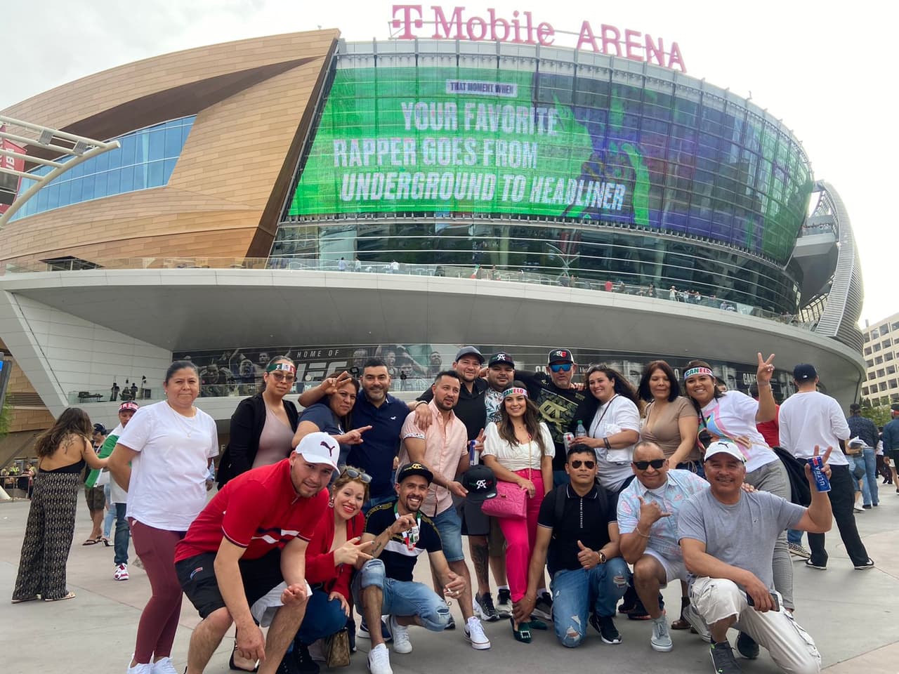 A menos de dos horas de que inicie el combate entre Canelo y Bivol, así se vive el ambiente afuera de la T-Mobile.