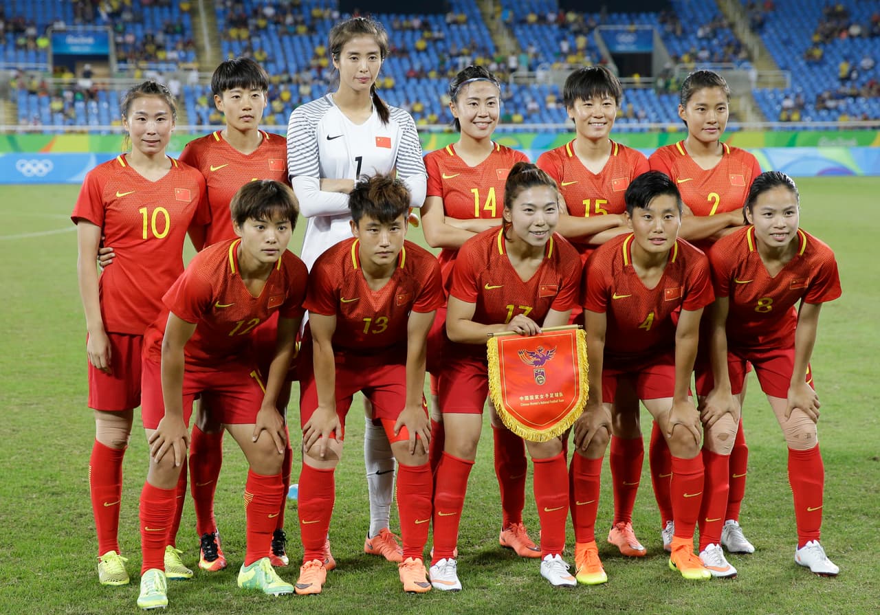 La selección femenina de fútbol de China posa para una foto en los Juegos Olímpicos de Río en 2016.