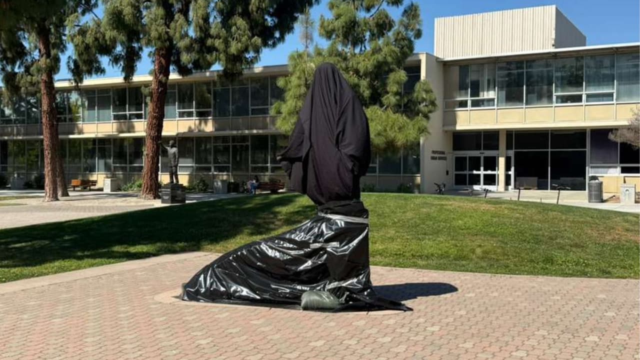 La estatua de César Chávez cubierta en el Jardín de la Paz en Fresno State, al centro de California.