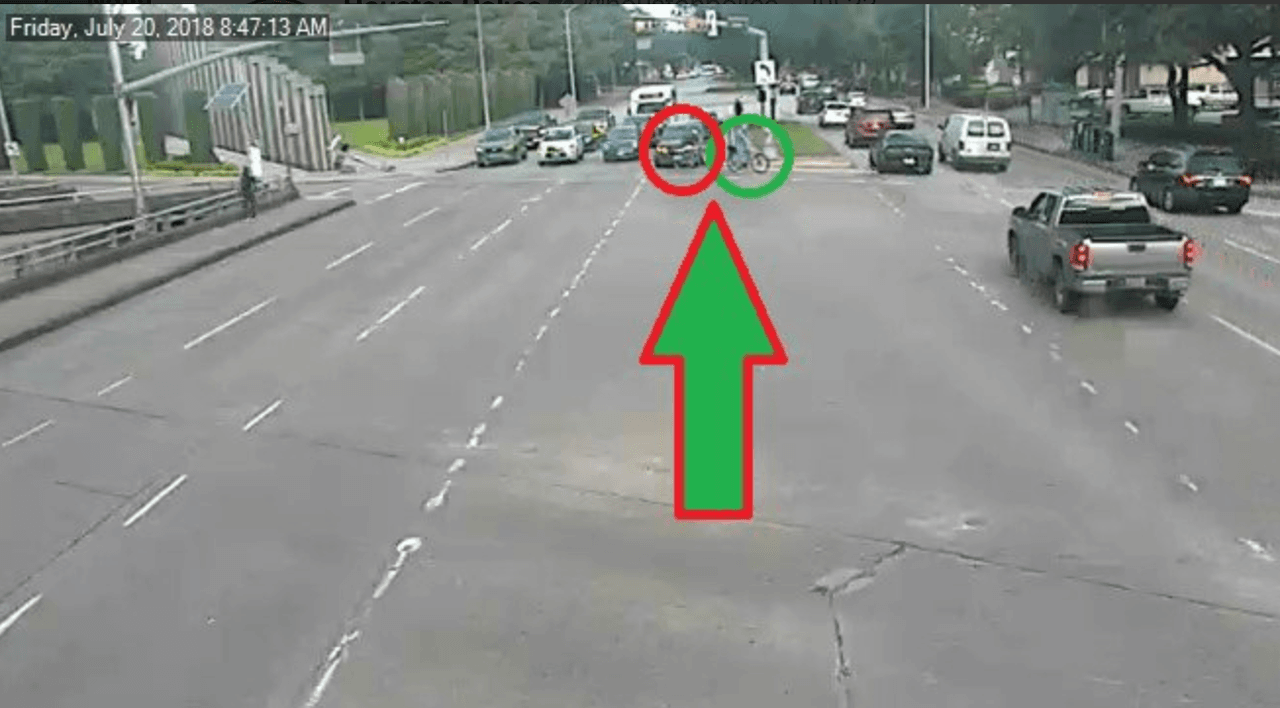 En estas imágenes del viernes 20 de julio aparece el doctor Mark Hausknecht en verde y el ciclista sospechoso de dispararle en rojo, momentos antes de que el médico fuese baleado una cuadra más adelante. La policía empezó a manejar la teoría de que el médico era el blanco del ataque.