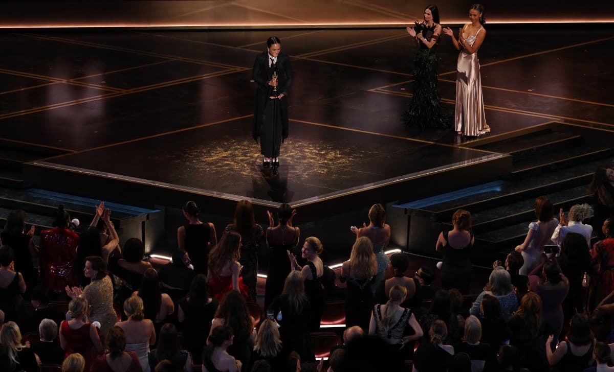 La directora de fotografía estadounidense Autumn Durald Arkapaw recibe el premio a la Mejor Fotografía por "Sinners" junto a la actriz estadounidense Demi Moore.