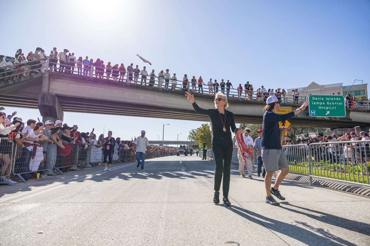 Incluso la alcaldesa se sumó a la repartición de los collares durante el desfile.