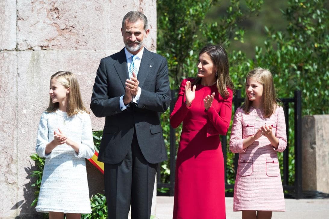 Otro acto destacado en el que tuvo participación Leonor ocurrió el 8 de septiembre de 2018. Allí hizo
<b><a href="https://www.univision.com/entretenimiento/realeza/leonor-la-hija-mayor-de-los-reyes-de-espana-debuta-como-princesa-fotos" target="_blank">su debut público como princesa</a></b> durante la celebración del primer centenario de la coronación de la Virgen de Covadonga y del Parque Nacional de la Montaña de Covadonga.