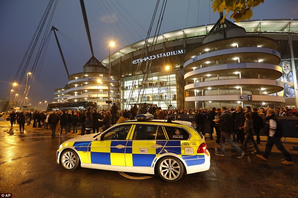 Aficionados del City y Sevilla se enfrentan en batalla campal en las calles de Manchester