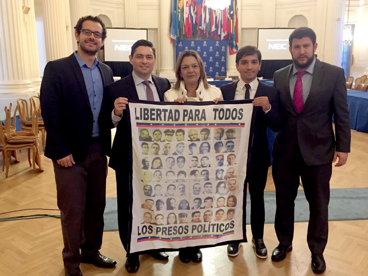 "Hubo fotos publicadas en las redes sociales conmigo en la OEA. Hay una foto con otros activistas políticos venezolanos, algunos de ellos en exilio forzado, como Carlos Vecchio, Francisco Márquez y David Smolansky, en la sede de la OEA, donde se encuentra la oficina del secretario general Almagro. Esto tuvo lugar el 15 de octubre de 2017".