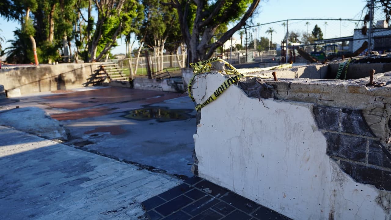 Los lotes permanecen baldíos y los escombros siguen presentes en las calles, incluyendo vehículos destruidos y estructuras de hierro retorcido.
