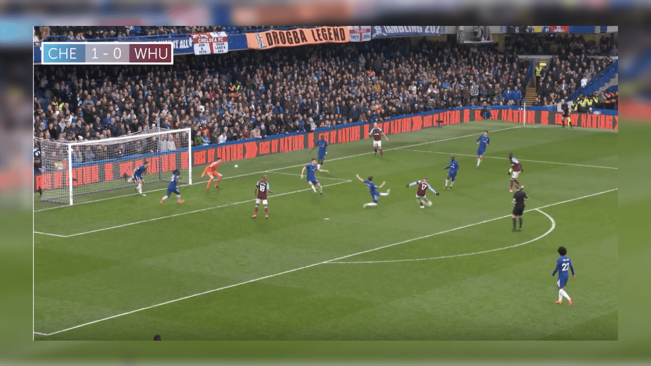 Marko Arnautovic rescató una pelota sobre la línea de fondo, mandó centro en diagonal a ras de pasto y ahí estaba sólo y sin marca el delantero mexicano.