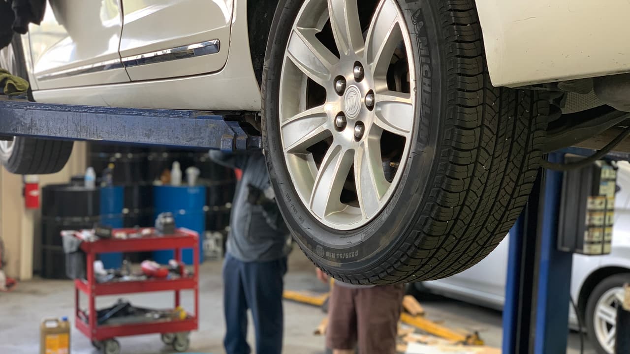 Evita dejar a tu
<a href="https://www.univision.com/local/houston-kxln/balacera-tiroteo-45-houston">coche</a> en la reserva de la gasolina porque puede dañar todo el cuerpo de inyección y resultar en una reparación cara. Siempre es recomendable cargar combustible cuando se encienda la luz de reserva.