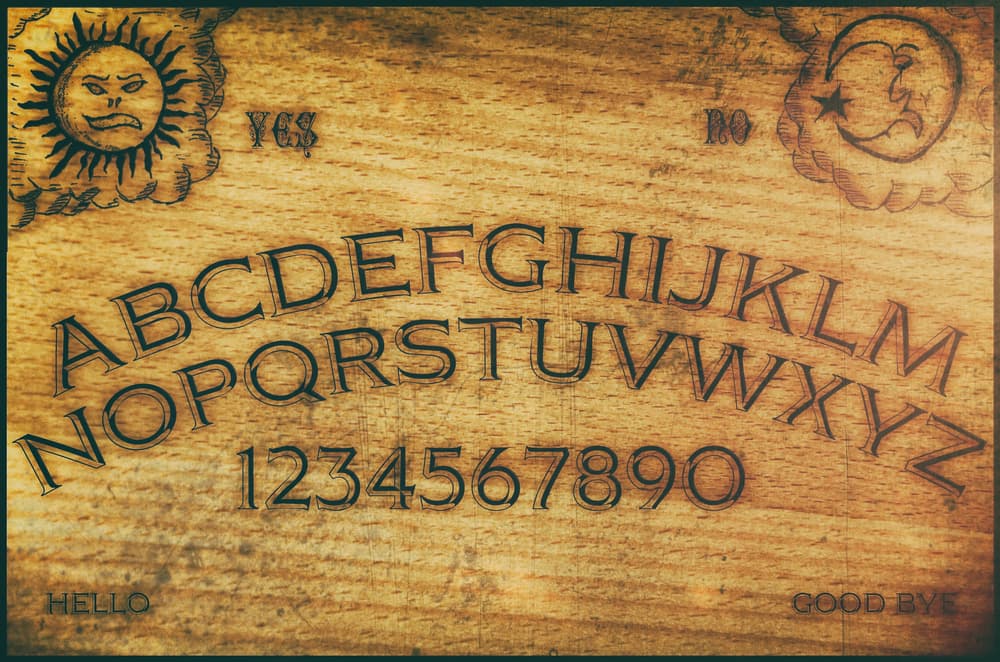 <b>¿Qué es la Ouija y qué pretenden quienes la utilizan?</b>
<br>La Ouija también llamada Güija (según la escritura recomendada por la Real Academia Española) es un tablero dotado de letras y números con el que supuestamente se puede entablar contacto con los espíritus de los difuntos, entidades de otras dimensiones, animales muertos y ¡hasta extraterrestres!