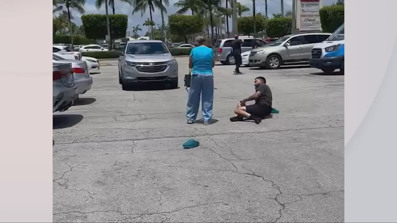 Video muestra a hombre herido tras pelea en el estacionamiento de un Walmart de Hialeah