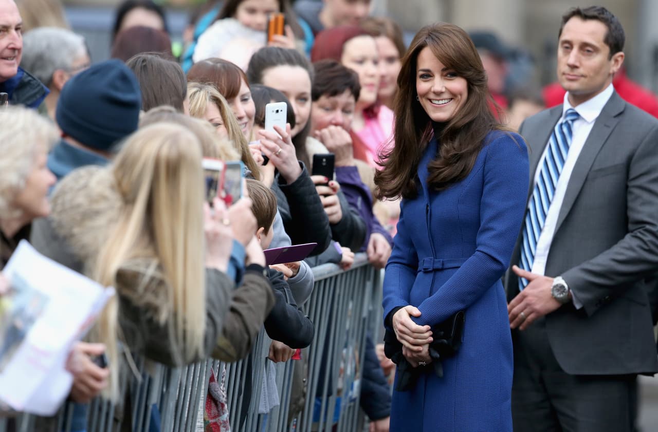 Mira cuánta gente le saca fotos a la Duquesa.