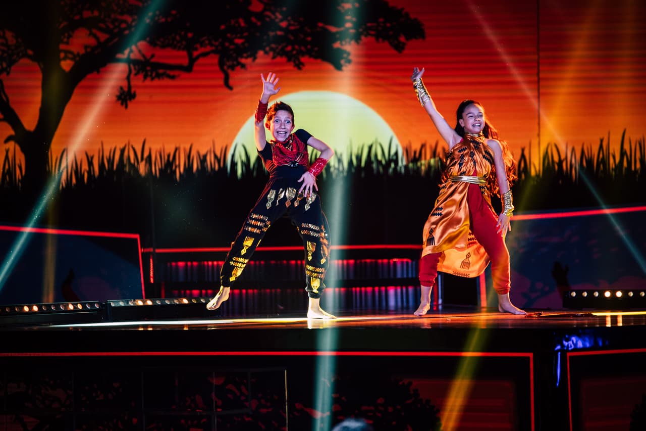 Andrea le dedicó su presentación a su maestra de baile,
<b><a href="https://www.univision.com/shows/pequenos-gigantes/algun-dia-vamos-a-bailar-juntas-otra-vez-el-conmovedor-encuentro-de-andrea-con-su-maestra-de-baile">Mayra, quien quedó en silla de ruedas</a></b> luego de un trágico accidente.