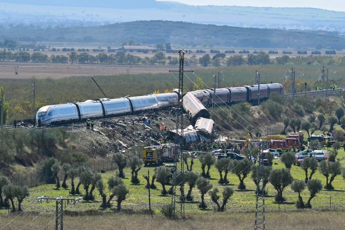 Un panorama general del siniestro ferroviario en Los Yebenes, provincia de Toledo, España.