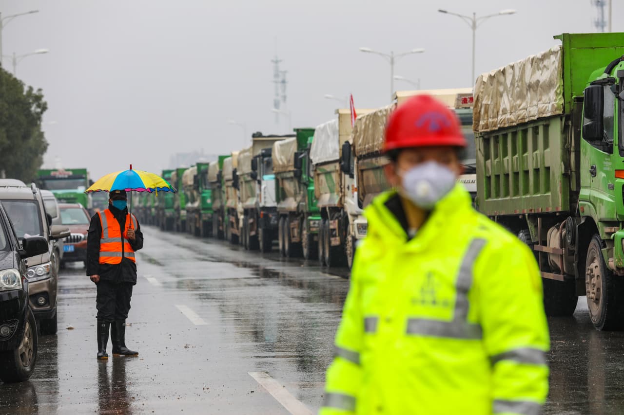 Una fila de camiones con materiales de construcción alineados junto al terreno donde se comenzó el proceso de construcción del nuevo hospital. La instalación será una estructura prefabricada sobre un área de 270,000 pies cuadrados (unos 25,000 metros cuadrados) y se prevé que quede lista para el 3 de febrero.