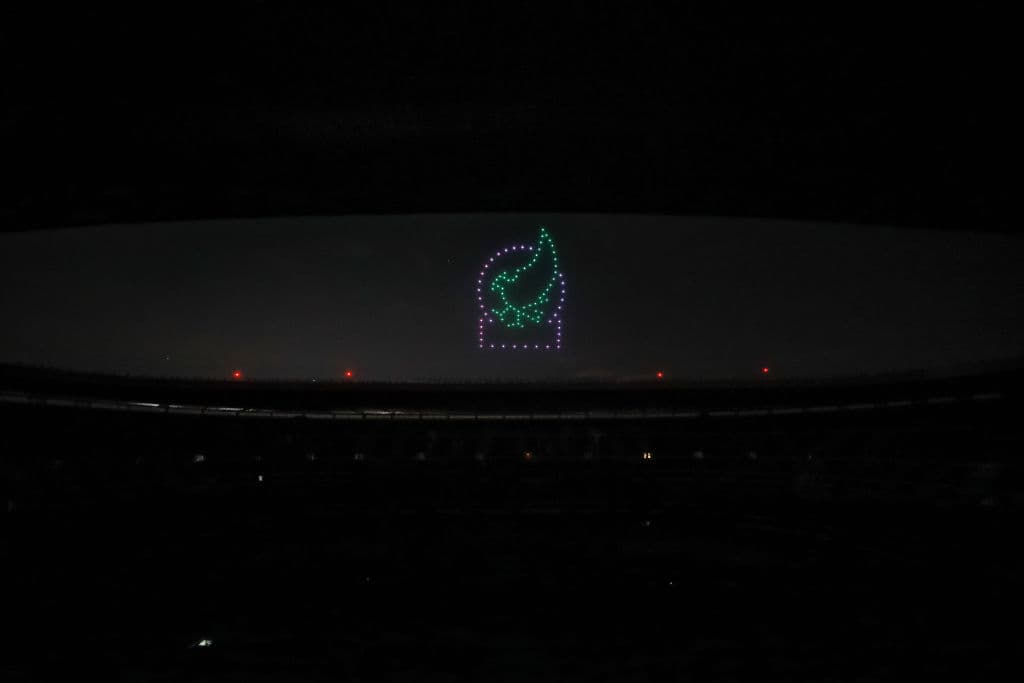 Con un espectáculo repleto de luces, rayos láser y bailes, la Federación Mexicana de Futbol presentó el nuevo logotipo o escudo que portarán las nuevas generaciones de futbolistas.