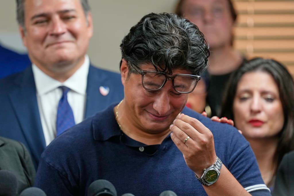 Ronaldo Salgado, hijo de Lorenzo Salgado Araujo, se seca las lágrimas mientras habla en una conferencia de prensa en LULAC (AP Foto/David J. Phillip)