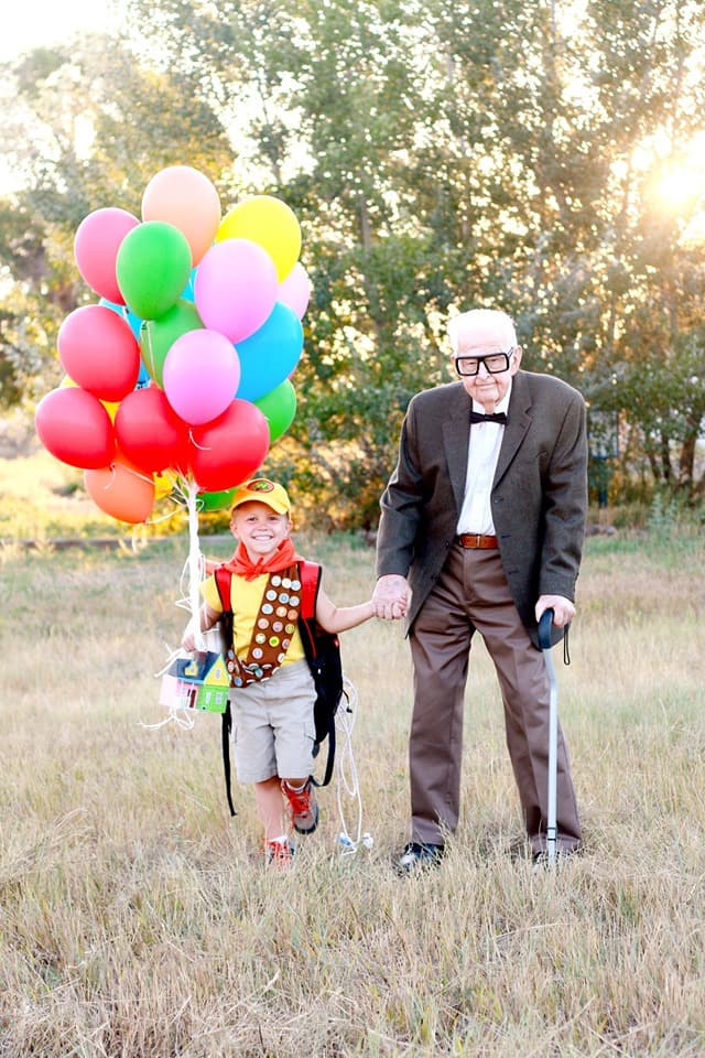 Elijah Perman, de cinco años, es fotografiado junto a su abuelo Richard Bain, ambos recreando a los famosos personajes de la película
<i>UP!, </i>Russell y Carl.