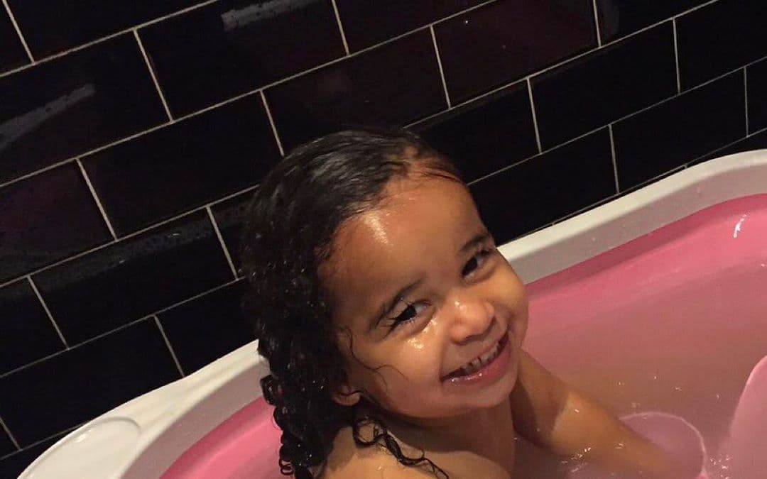 Además, la abogada asegura que su cliente no desea impedir que la niña vea a Rob, pero "hará todo lo que esté a su alcance para
<b>garantizar la seguridad de Dream</b> durante las visitas con su padre".
<br>