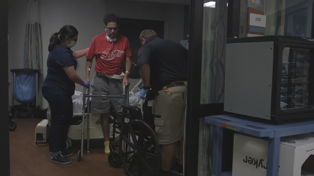 Jiménez dice que, tras salir del hospital,
<b>trabajará en educar a la gente sobre la importancia de vacunarse</b>. Previo a esta situación, tenía dos trabajos y pesaba 200 libras, ahora tendrá que aprender a caminar de nuevo, algo que será posible con la ayuda de terapia.
<br>